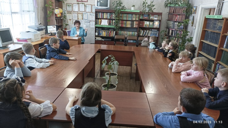 Воспитанники группы детского сада познакомились с библиотекой.