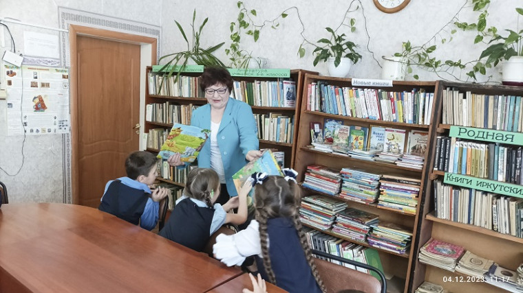 Воспитанники группы детского сада познакомились с библиотекой.